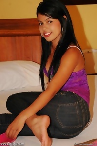 Gigi Spice in jeans