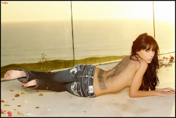 Lela Star in jeans