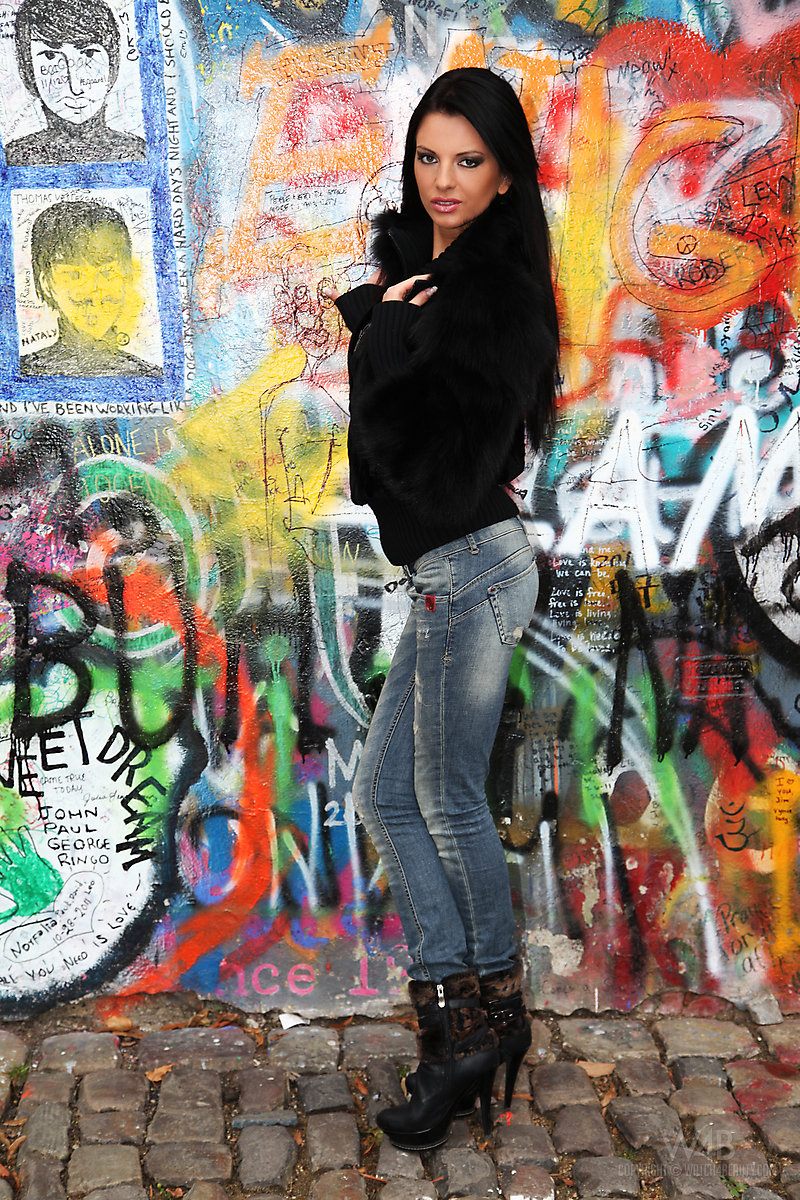 Monicca in jeans