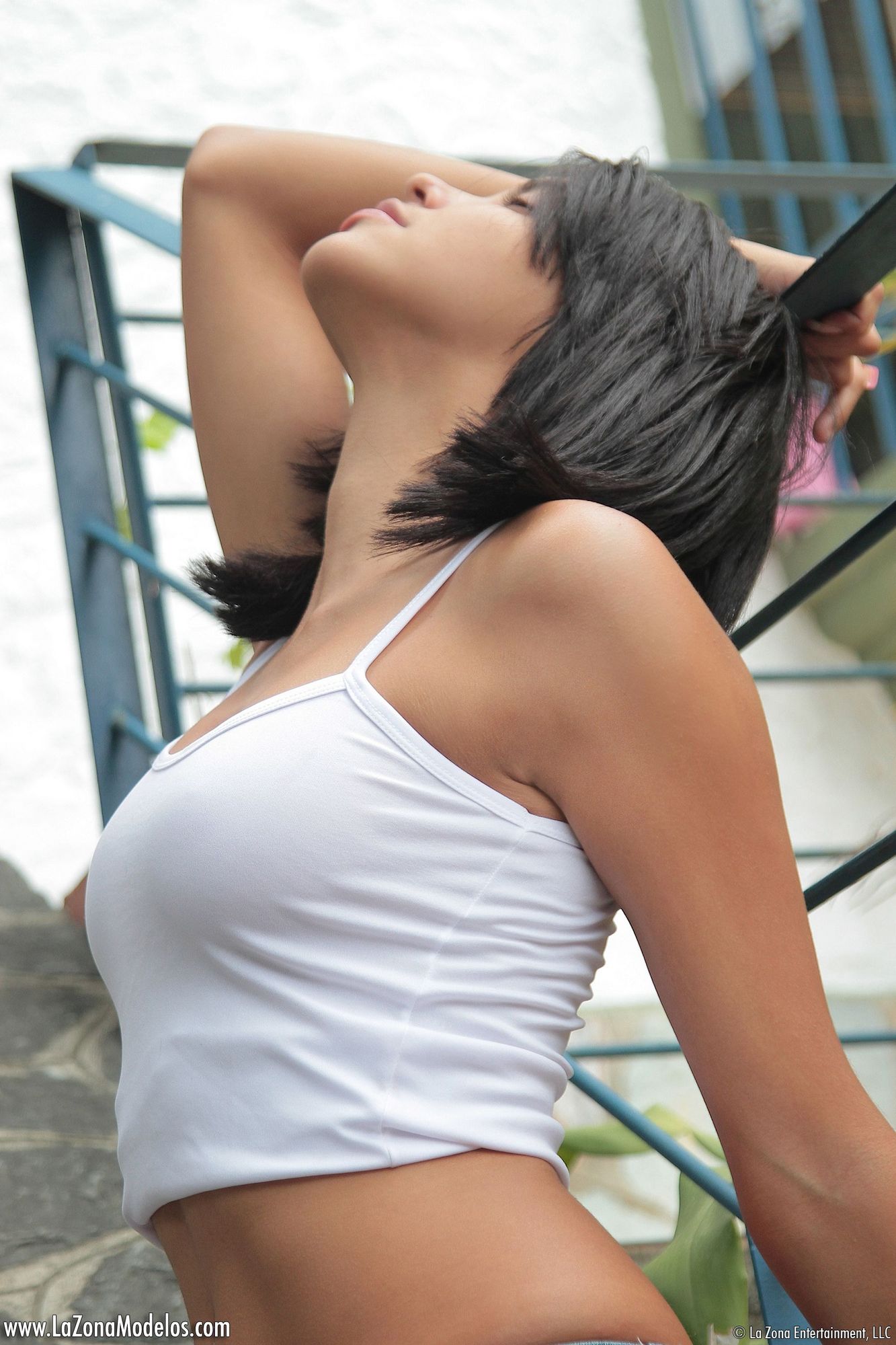 Vivi Spice in ripped jeans